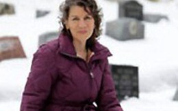 Nổi giận vì không được chôn chung với... chó 