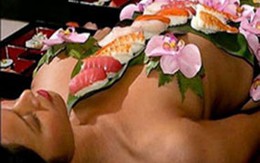 Đắng cay phận 'mẫu nude bàn tiệc'