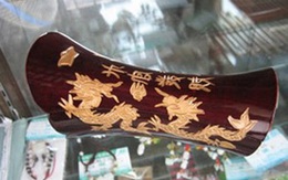 Tặng quan tài để... chúc thăng quan tiến chức
