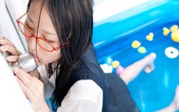 Phản cảm thiếu nữ liếm tay nắm cửa