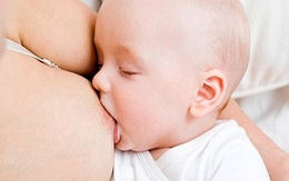 Một em bé suy kiệt vì... bú sữa mẹ