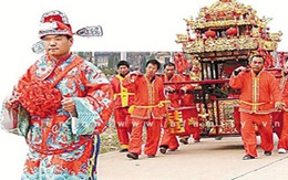 Rước dâu "siêu độc" bằng... kiệu hoa dát vàng 