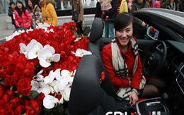 Mỹ nữ lái Audi chở 1000 bông hồng tìm... giai đẹp