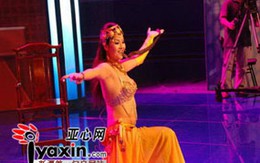 Kinh hoàng mỹ nữ hôn... rắn độc