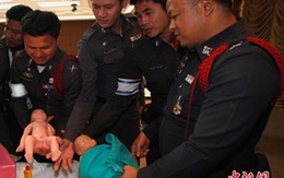 Xem cảnh sát giao thông học đỡ đẻ 