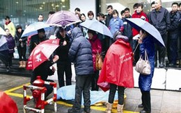 Hàng chục người đứng che mưa cho thi thể bên đường