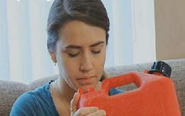 Gái xinh chỉ thích uống… xăng