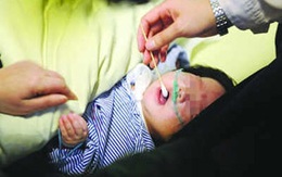 Mẹ cứa cổ con trai 3 tháng (!)