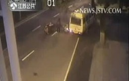 Nằm giữa đường ăn vạ, một phụ nữ bị xe bus cán chết 