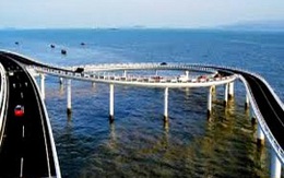 Gây tai nạn vì mải “yêu” trên xe