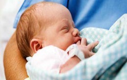Bé sơ sinh còn sống sau 12 tiếng nằm trong nhà xác 