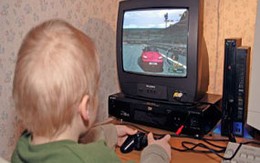Bé 4 tuổi bắn chết bố vì mê game (!)