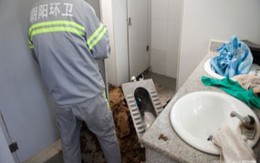 Đẻ rớt rồi xả… con trong bồn cầu 