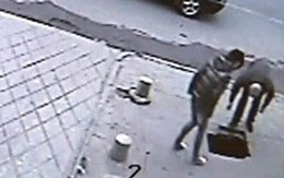 Kì lạ cô bé bị vỉa hè 'nuốt chửng'