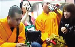 Sư giả lộ tẩy vì máu gái