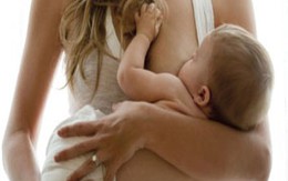 Thiếu nữ đột nhập vào nhà người khác… cho em bé bú