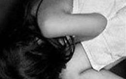 Nữ chủ nhà bị hiếp vì ngủ khỏa thân