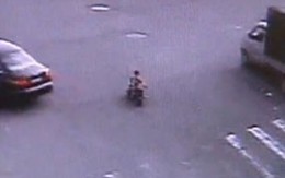 Bé 3 tuổi 1 mình đạp xe đi tìm mẹ