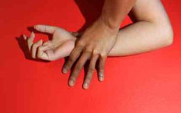 Bé gái 7 tuổi bị hiếp trên đường về nhà