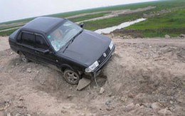 Chôn sống cụ bà sau khi gây tai nạn (!)