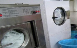 Nghịch dại, bố tống con vào máy giặt