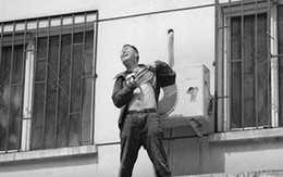 Một người vừa tự đâm vừa kêu cứu
