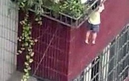 Bé trai treo lơ lửng ngoài ban công