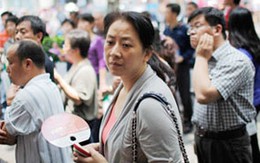 Con trễ thi, mẹ quỳ xin giám thị 