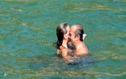 Giám mục mất chức vì ôm bạn gái mặc bikini