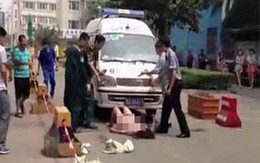 Khỏa thân chặn xe chở "tình địch" 