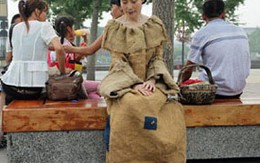 Gái đẹp diện váy từ... bao tải rách