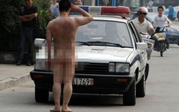 Khỏa thân, giơ tay chào cảnh sát