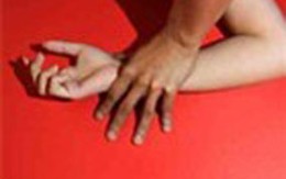 Vờ chữa bệnh, cha già hãm hiếp con dâu