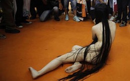 'Nữ quỷ' khỏa thân ngay khu triển lãm