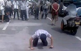 Quỳ, bò lê cả 1.000m để mong vợ… tha thứ
