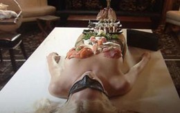 Video: Ăn sushi trên người mẫu khỏa thân