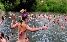 Bí mật rủ nhau đi bơi... khỏa thân