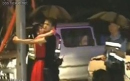 Đâm chết người rồi tình tứ với 'gái'