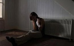 Sinh con không cha, ném qua cửa sổ tầng 10
