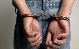 Bị 5 thanh niên hiếp dâm trên đường đi học 