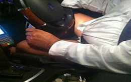 Sợ run vì tài xế taxi 'quên'... mặc quần