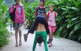 Phục sát đất cậu bé đi học bằng tay