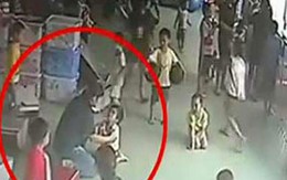 Bảo mẫu quay bé gái 4 tuổi đến ngất xỉu 