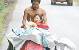 Cảm động con đẩy xe 3.000km đưa mẹ đi du lịch