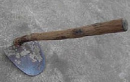 Vợ dùng cuốc bổ chết chồng 