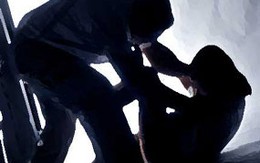 Vợ thản nhiên nhìn chồng cưỡng hiếp cháu