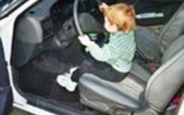 Cậu bé 4 tuổi... trộm xe hơi của mẹ