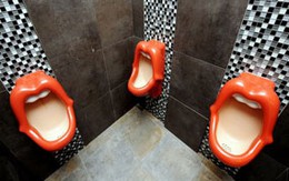 Phản cảm nhà hàng có bồn cầu hình... miệng phụ nữ