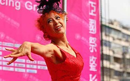 Xôn xao vẻ sexy của quý bà múa cột