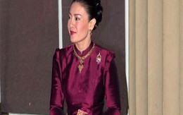 Video: Vương phi xinh đẹp của Thái Lan "vét sạch" đồ cổ ở làng Anh
